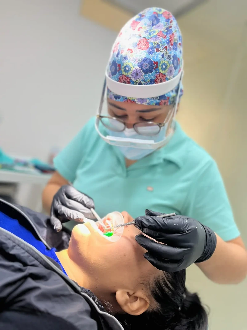 Dra. Constanza Hernández realizando atendimento odontológico em Curitiba