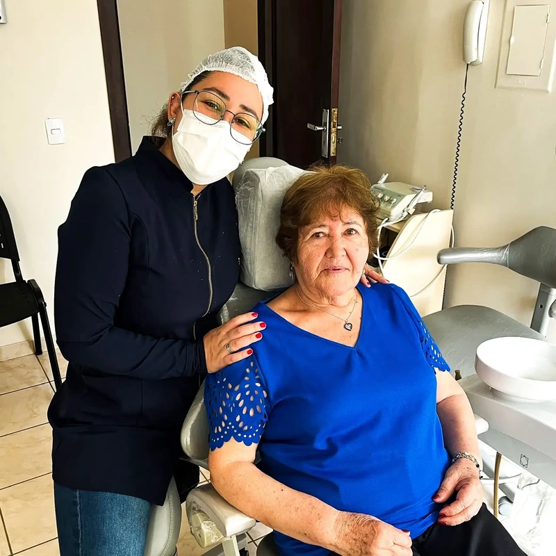 Dra. Constanza Hernández ao lado de paciente após atendimento em Curitiba